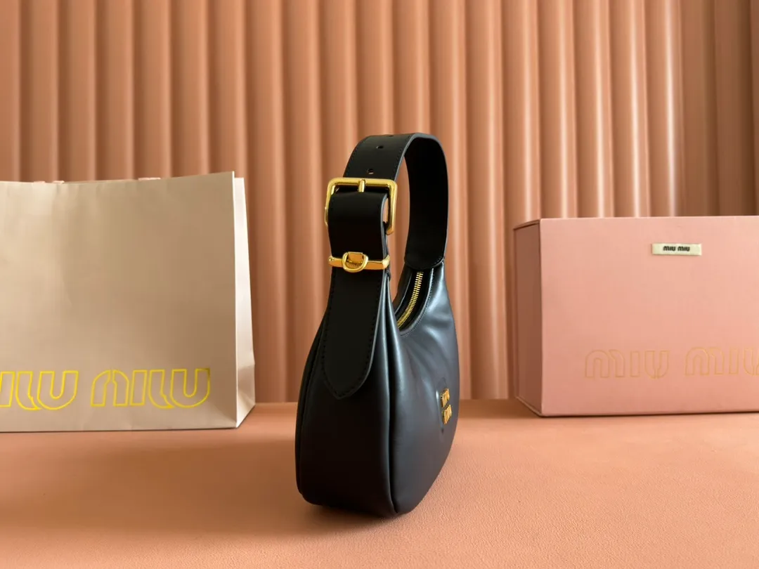 p1500💋💋💋 Equipped with a full set of packaging at the counter [Special Grade Hardware Original Leather] Cow Leather Crescent Bag Handbag/Crossbody Bag ~ This classic style crescent bag has sparkling metal hardware, and the letter logo adds an iconic element to the overall design, making it very recognizable. Size: W17×H15.5×D5.5cm No.: 5BP322