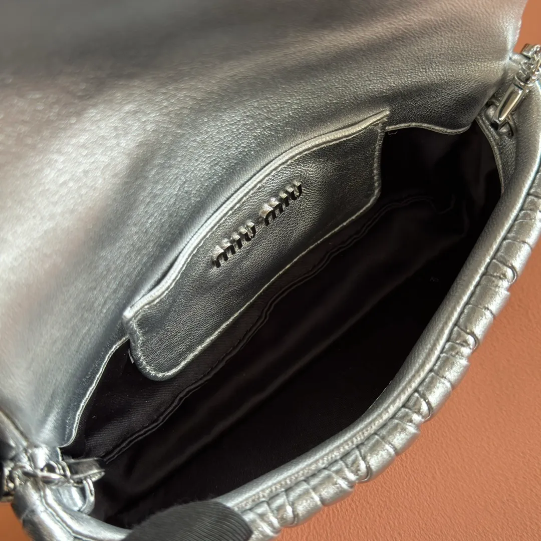 p1400💋💋💋【Equipped with full package of original leather at the counter】Miaojia 5bp172 MIU MI new chain bag, top imported lambskin, brand classic iconic Matelasse texture embroidery, new design detachable long metal chain shoulder strap, flip-top suction buckle closure, a card slot compartment inside, satin lining, can be held in hand or crossbody, size 18 X9.5 X 4 c
