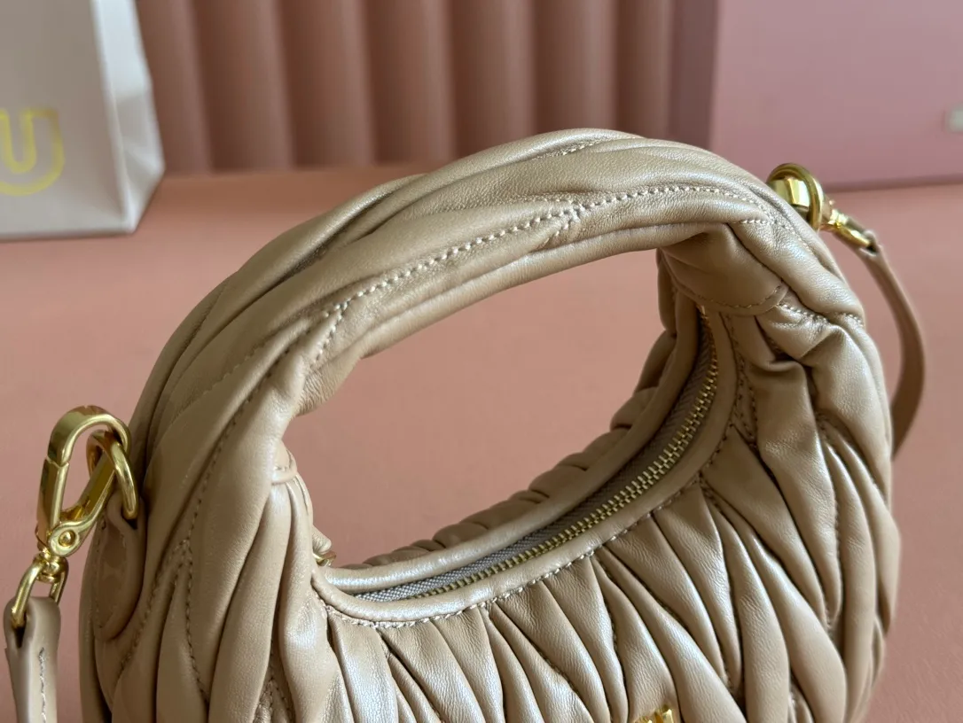 p1460💋💋💋 Equipped with a full set of packaging at the counter [Special grade hardware original leather] Wander Matelasse sheepskin Hobo mini handbag/crossbody bag ~ The red sheepskin Wander handbag has become one of the classic accessories. This mini handbag is made of Matalasse sheep leather, using exquisite craftsmanship to create a three-dimensional effect, showing exquisite elegance. Presenting the Hobo bag style, blending retro style and modern elegance, it has become a new synonym for modern femininity. ～Golden hardware ～Zipper closure ～Metal lettering logo on the front ～Cotton satin lining Size: W17.5×H14×D5.5cm Number: 5BP156