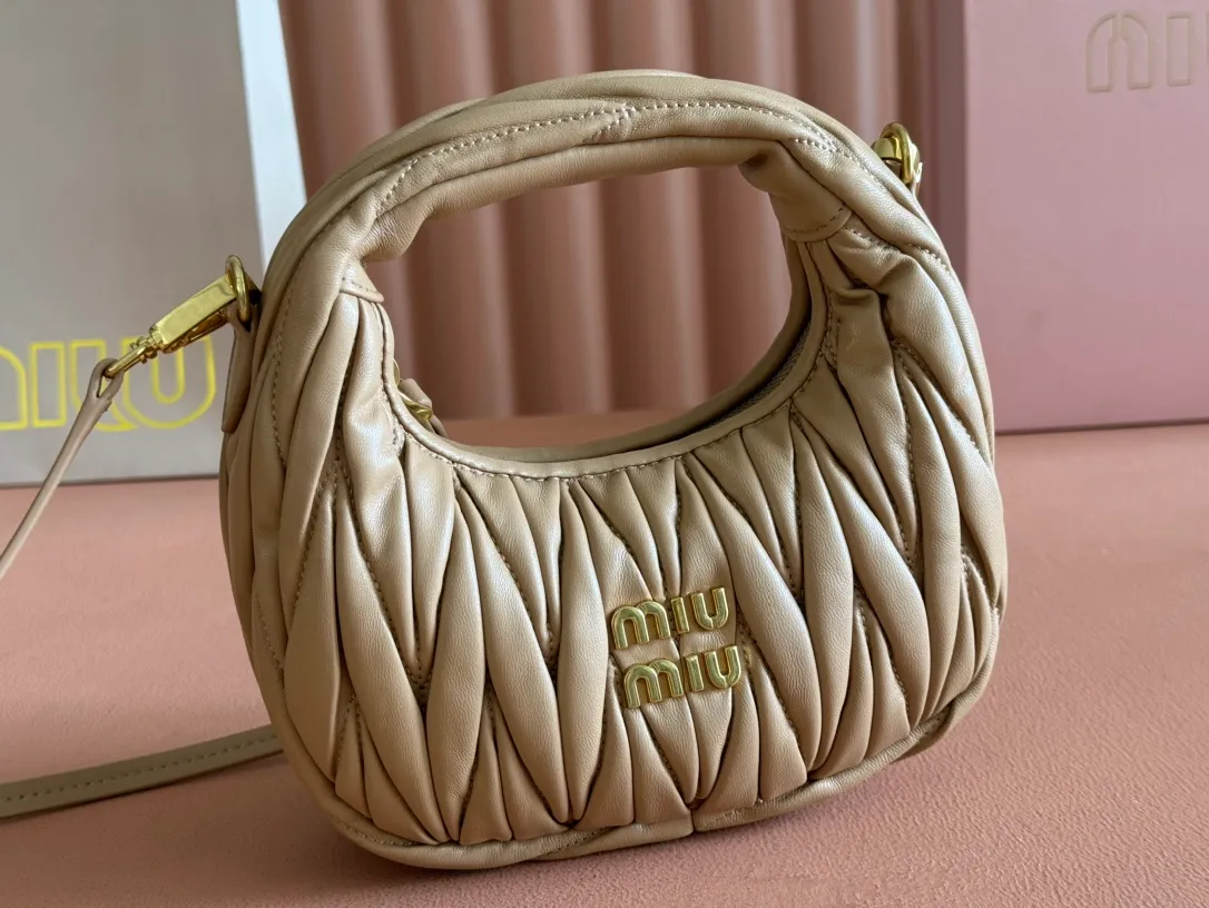 p1460💋💋💋 Equipped with a full set of packaging at the counter [Special grade hardware original leather] Wander Matelasse sheepskin Hobo mini handbag/crossbody bag ~ The red sheepskin Wander handbag has become one of the classic accessories. This mini handbag is made of Matalasse sheep leather, using exquisite craftsmanship to create a three-dimensional effect, showing exquisite elegance. Presenting the Hobo bag style, blending retro style and modern elegance, it has become a new synonym for modern femininity. ～Golden hardware ～Zipper closure ～Metal lettering logo on the front ～Cotton satin lining Size: W17.5×H14×D5.5cm Number: 5BP156