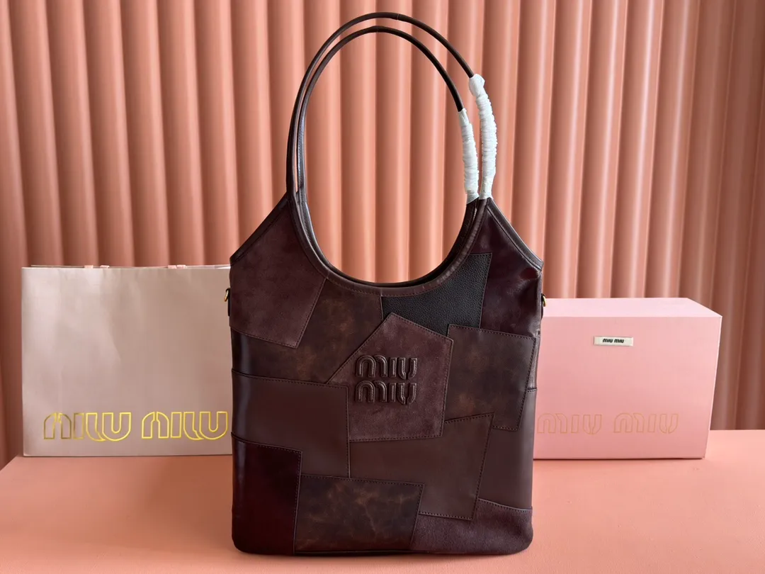 p1640. 💋💋💋【Full set of packaging at the counter】M's new hobo tote armpit bag, a limited edition in the autumn and winter series. This design allows more girls to easily control the fashion sense of efor. The back can actually make the side of the person look very thin. The weight of the bag is also very light. The length will not weigh you down. It is deeply planted and a must-have for daily commuting. You can't go wrong with personal clothes. It is light and simple, the design is very practical and the capacity is large. Model: 5BG231. Dimensions: Bottom length 35x height 40x wrist height 60cm. Color: collage brown/original leather. Made in Italy