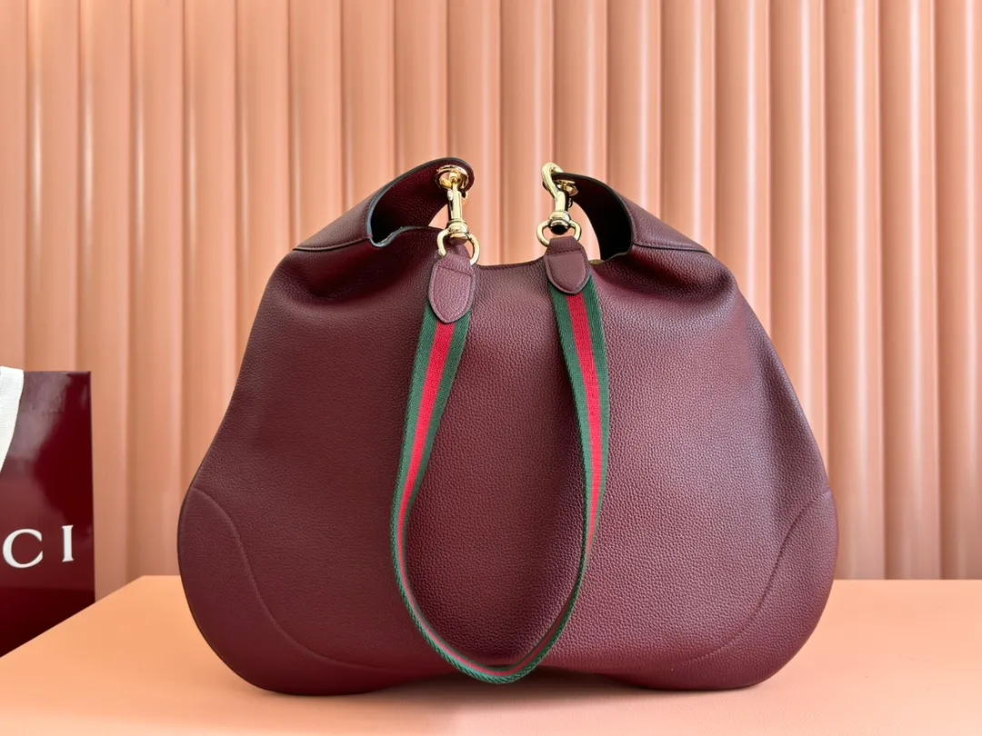 p1800. 💋💋💋【New Configuration Counter Gift Bag】Gucci Body Double Lock Medium Shoulder Bag Presents the Gucci Body double lock handbag series, inspired by the archive design of the 1950s. Embodying the essence of a mid-20th century classic, this medium shoulder bag is crafted from Original GG canvas and has a draped, agile silhouette. Model: 815924. Size: 49 (length) x 46 (height) x 4cm (thickness) Color: canvas leather/original leather. Made in Italy