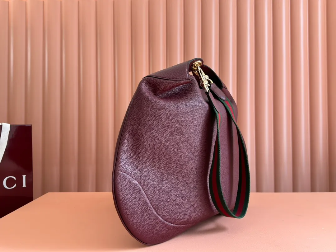 p1800. 💋💋💋【New Configuration Counter Gift Bag】Gucci Body Double Lock Medium Shoulder Bag Presents the Gucci Body double lock handbag series, inspired by the archive design of the 1950s. Embodying the essence of a mid-20th century classic, this medium shoulder bag is crafted from Original GG canvas and has a draped, agile silhouette. Model: 815924. Size: 49 (length) x 46 (height) x 4cm (thickness) Color: canvas leather/original leather. Made in Italy