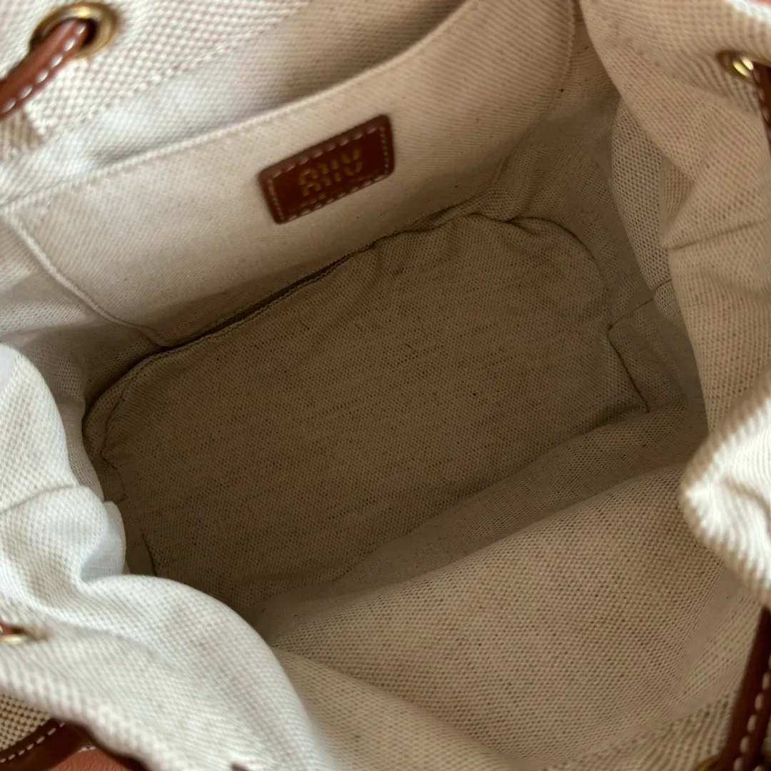 p1560. 💋💋💋【Configured with full package at counter】MIU Home new product college style backpack, the perfect combination of canvas and imported calfskin, thick wear-resistant linen blend lining, adopts a casual design style, fashionable, simple and advanced, combined with exquisite handcrafts, adds multiple pocket storage, shoulder straps and hand bags can be freely converted, greatly It improves the practicality. It is simply a tool for hanging. It can be worn with jeans, shirts or various casual sportswear. It is a very good item to wear, especially the capacity is large enough and it is light and easy to use. I sincerely recommend it. Model: 5bz043, size 22X18X11.5cm
