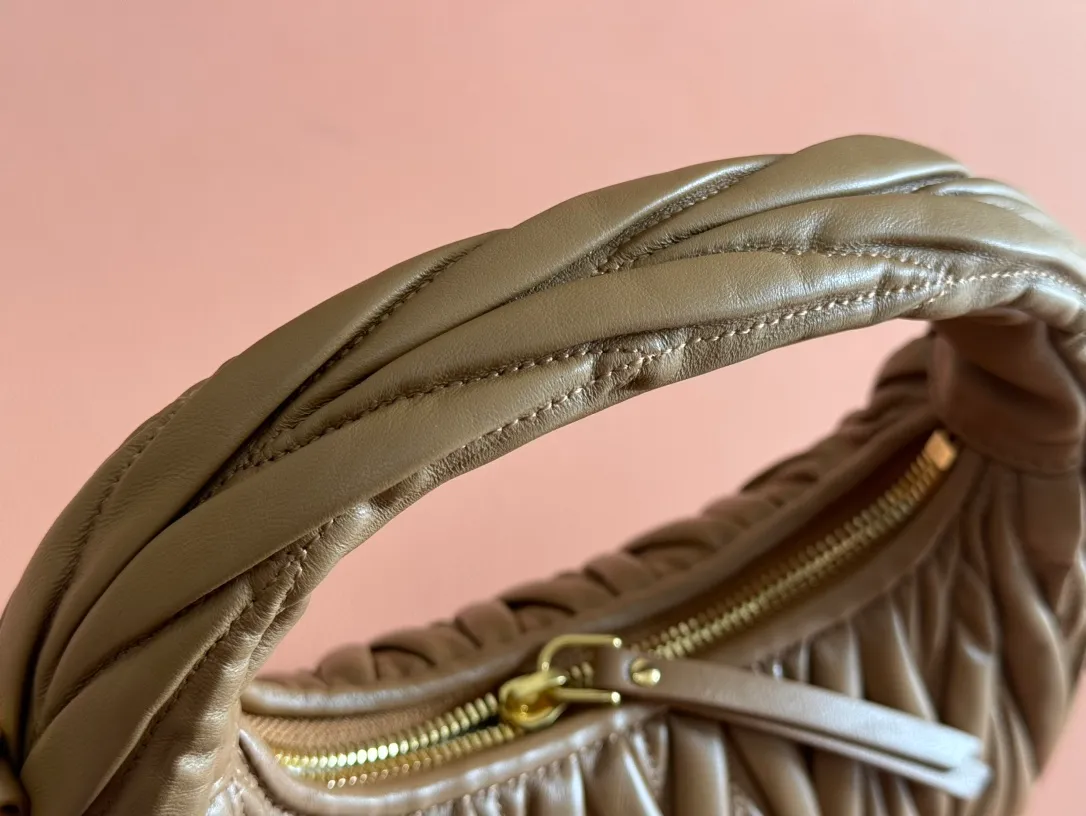 p1560💋💋💋【Premium hardware original leather】Wander Matelasse sheep leather Hobo handbag/crossbody bag ~ Wander handbag has become one of the classic accessories. This mini handbag is made of Matalasse sheep leather, using exquisite craftsmanship to create a three-dimensional effect, showing exquisite elegance. Presenting the Hobo bag style, blending retro style and modern elegance, it has become a new synonym for modern femininity. ～Golden hardware ～Zip closure ～Metal lettering logo on the front ～Cotton satin lining Size: W23×H13×D7cm Number: _5BC125