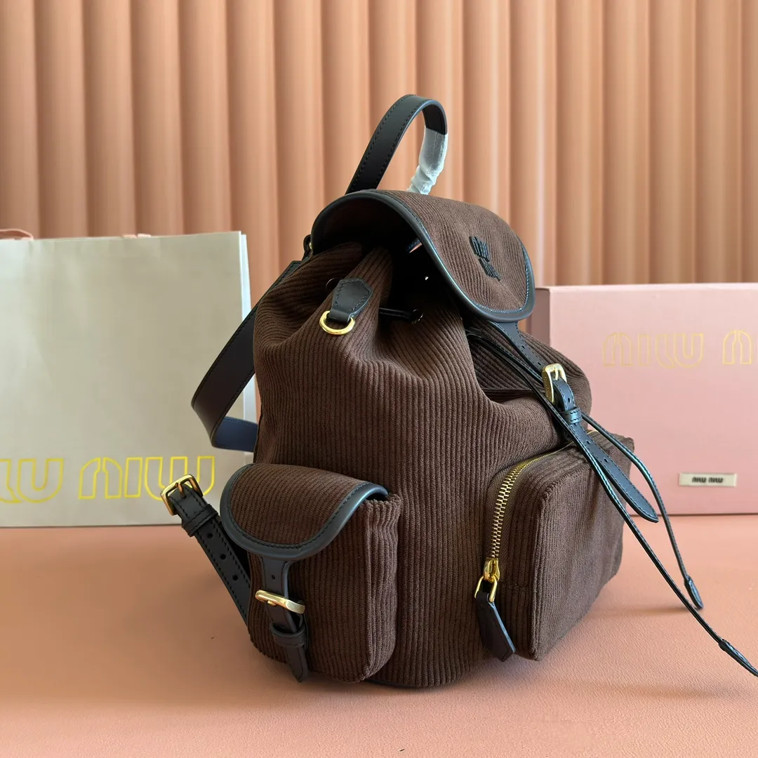 p1700. 💋💋💋【Configured with full package at counter】MIU Home new product college style backpack, the perfect combination of canvas and imported calfskin, thick wear-resistant linen blend lining, adopts a casual design style, fashionable, simple and advanced, combined with exquisite handcrafts, adding multiple pockets for storage, the shoulder strap and hand bag can be freely converted, which is a great convenience Improved practicality, it is simply a tool for dressing. It can be worn with jeans, shirts or various casual sportswear. It is a very good item to wear, especially the capacity is large enough and it is light and easy to use. I highly recommend it. Model: 5bz042, size 29.5x25x12.5cm