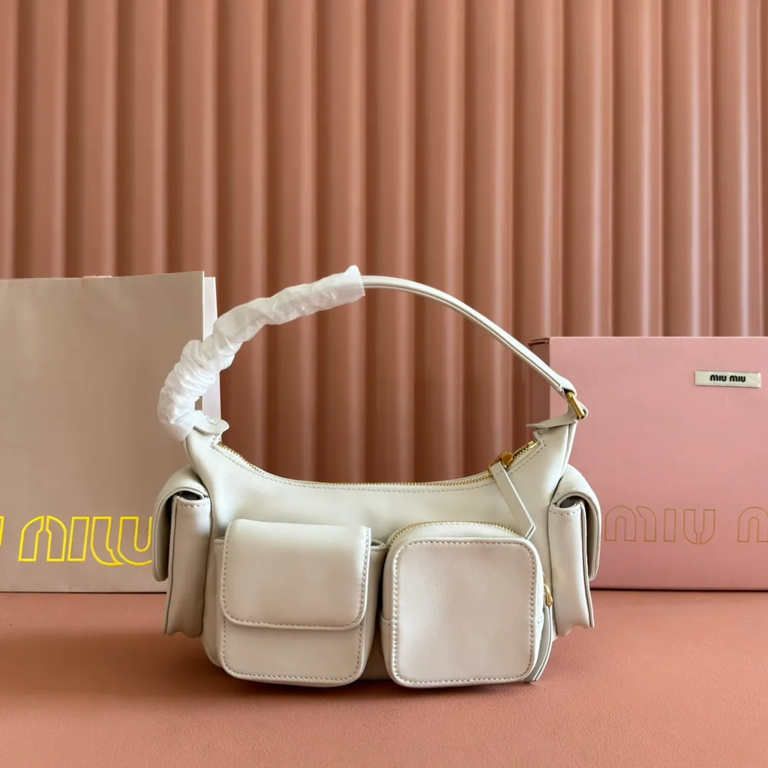 p1760💋💋💋 [Equipped with a full set of counter packaging, premium hardware and original leather] Sheep leather Hobo underarm bag ~ Retro, this Hobo underarm bag reveals a charming modern urban style. The multi-pocket design blurs the line between function and decoration, and the iconic lettering logo injects distinctive personality. Gold hardware adds sparkling style. Size: W21×H12×D6cm No.: 5BC146