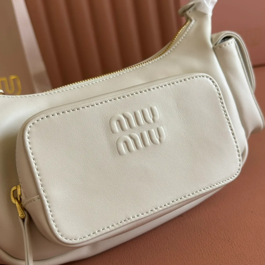 p1760💋💋💋 [Equipped with a full set of counter packaging, premium hardware and original leather] Sheep leather Hobo underarm bag ~ Retro, this Hobo underarm bag reveals a charming modern urban style. The multi-pocket design blurs the line between function and decoration, and the iconic lettering logo injects distinctive personality. Gold hardware adds sparkling style. Size: W21×H12×D6cm No.: 5BC146