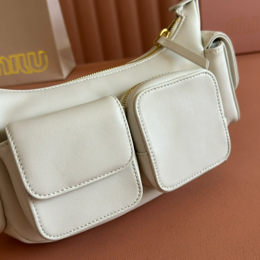 p1760💋💋💋 [Equipped with a full set of counter packaging, premium hardware and original leather] Sheep leather Hobo underarm bag ~ Retro, this Hobo underarm bag reveals a charming modern urban style. The multi-pocket design blurs the line between function and decoration, and the iconic lettering logo injects distinctive personality. Gold hardware adds sparkling style. Size: W21×H12×D6cm No.: 5BC146