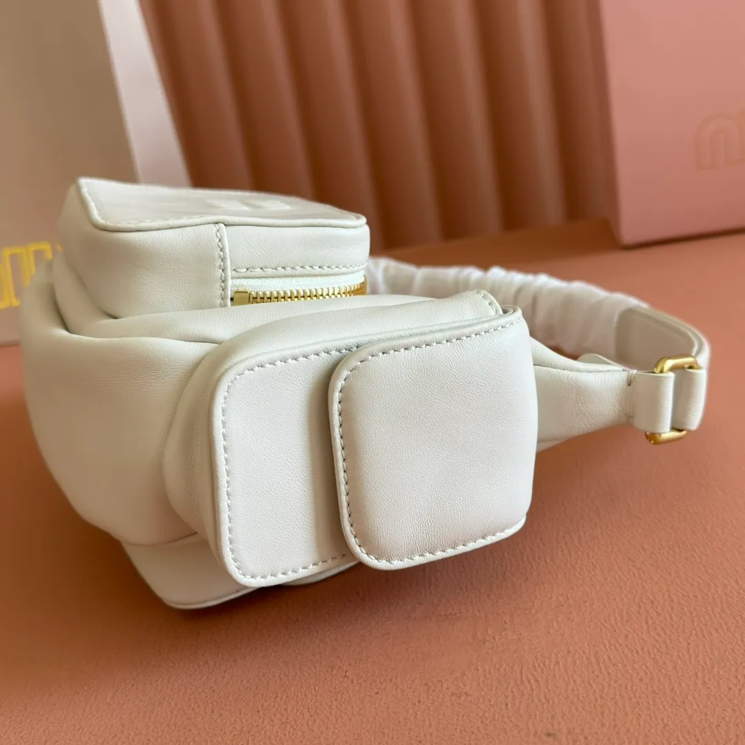 p1760💋💋💋 [Equipped with a full set of counter packaging, premium hardware and original leather] Sheep leather Hobo underarm bag ~ Retro, this Hobo underarm bag reveals a charming modern urban style. The multi-pocket design blurs the line between function and decoration, and the iconic lettering logo injects distinctive personality. Gold hardware adds sparkling style. Size: W21×H12×D6cm No.: 5BC146