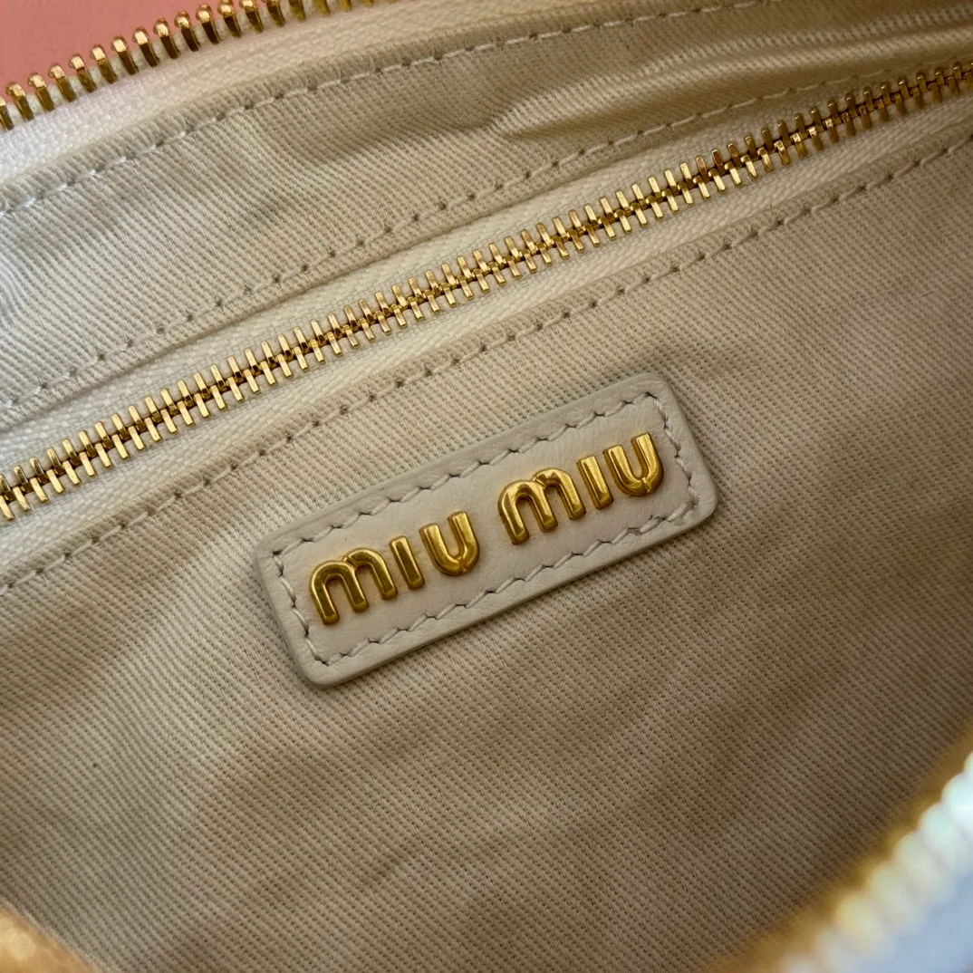p1760💋💋💋 [Equipped with a full set of counter packaging, premium hardware and original leather] Sheep leather Hobo underarm bag ~ Retro, this Hobo underarm bag reveals a charming modern urban style. The multi-pocket design blurs the line between function and decoration, and the iconic lettering logo injects distinctive personality. Gold hardware adds sparkling style. Size: W21×H12×D6cm No.: 5BC146