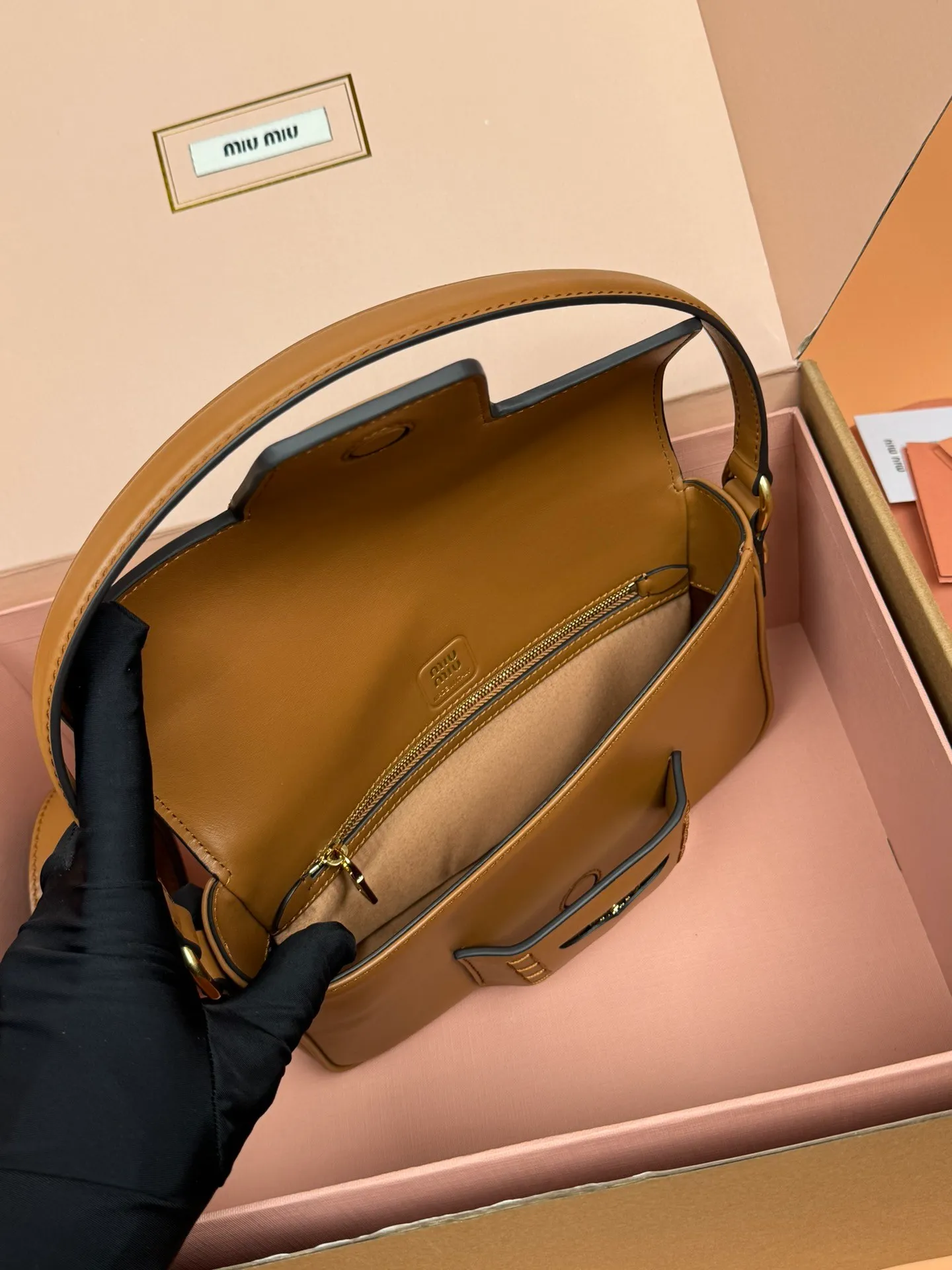 p1760. [Premium Hardware Original Leather] Penny Cow Leather Handbag ~ Cognac Color The design of this penny handbag is inspired by the iconic gold coin loafers, adding a versatile option to your daily wardrobe. The crisp leather design embodies the brand's youthful and rebellious spirit. Size:w23×h13.5×d5cm No.:_5bd270