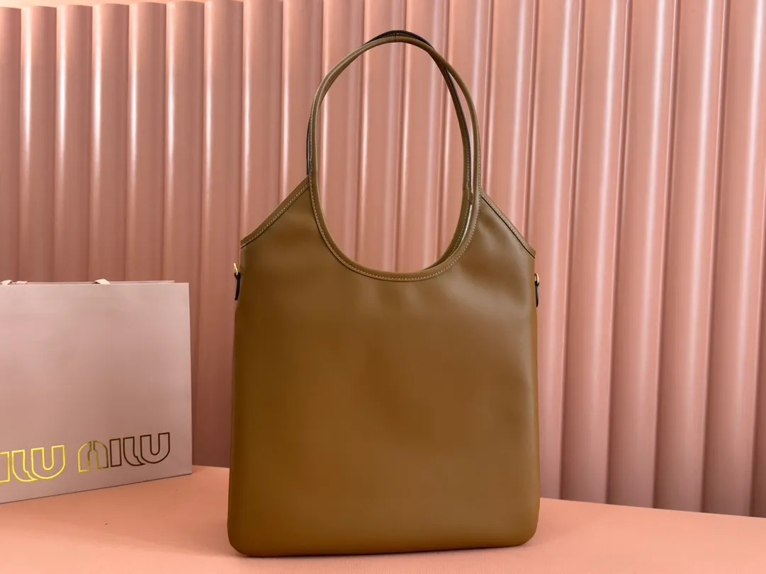 p1680💋💋💋【Configuring full counter package】Miu Women's IVY Cowhide Tote Shoulder Bag This classic tote bag is decorated with the Miu Miu letter logo, which highlights the classic style and is very recognizable. Simple underarm tote bag 🖤 The same color leather letter logo adds a unique and classic style! Gold hardware, leather lettering logo on front! Lined with zip pocket accents! Size: 35x40cm Style number: 5bg231