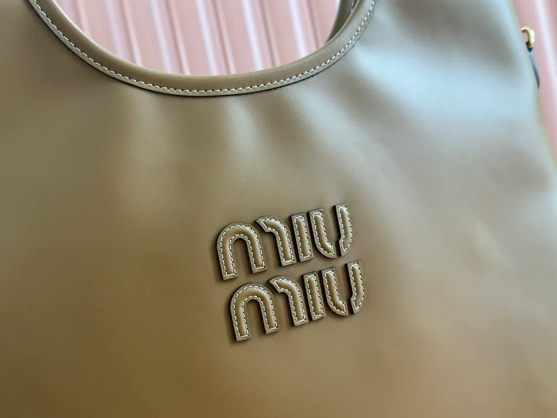 p1680💋💋💋【Configuring full counter package】Miu Women's IVY Cowhide Tote Shoulder Bag This classic tote bag is decorated with the Miu Miu letter logo, which highlights the classic style and is very recognizable. Simple underarm tote bag 🖤 The same color leather letter logo adds a unique and classic style! Gold hardware, leather lettering logo on front! Lined with zip pocket accents! Size: 35x40cm Style number: 5bg231