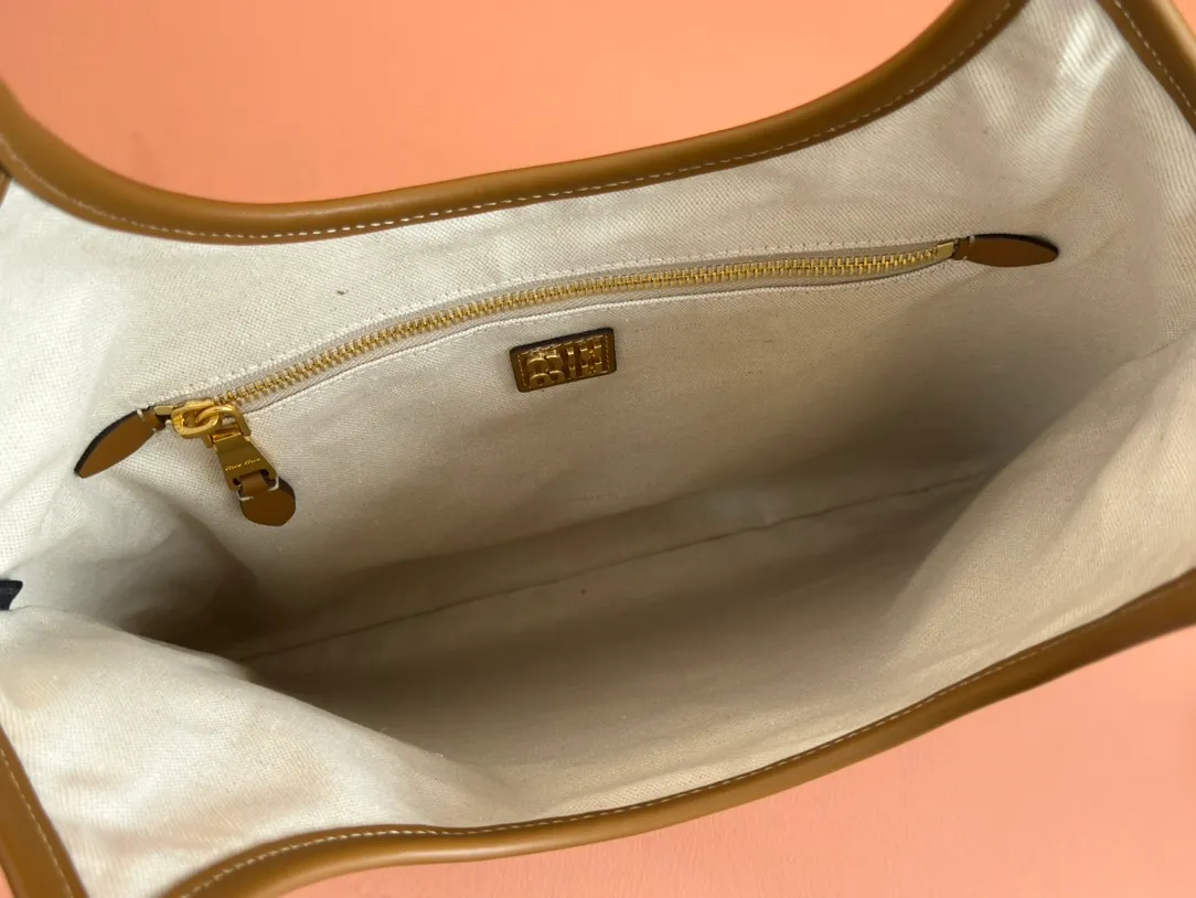 p1680💋💋💋【Configuring full counter package】Miu Women's IVY Cowhide Tote Shoulder Bag This classic tote bag is decorated with the Miu Miu letter logo, which highlights the classic style and is very recognizable. Simple underarm tote bag 🖤 The same color leather letter logo adds a unique and classic style! Gold hardware, leather lettering logo on front! Lined with zip pocket accents! Size: 35x40cm Style number: 5bg231