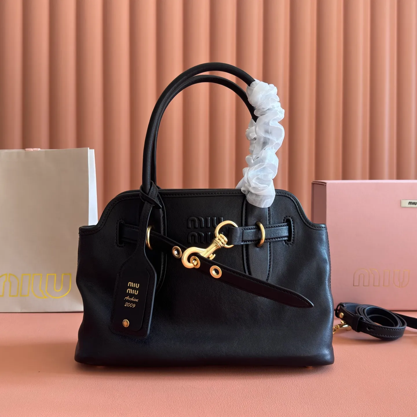 p1700💋💋💋【Configured with full counter packaging】Aventure bags show simple and casual charm. Reinterpreting classic lines, this soft Nappa variant displays a versatile and practical attitude, enhanced by refined and exclusive details. The adventure nappa leather handbag is inspired by the MIU archive design. The structure has been adjusted to make it lighter and has a new personality. It is decorated with an embossed letter logo to add a signature element. Antique gold hardware, linen blend lining, zipper pocket and patch pocket, long wrist suitable for use as a handbag or shoulder, 5ba292 size 22X 30X10cm