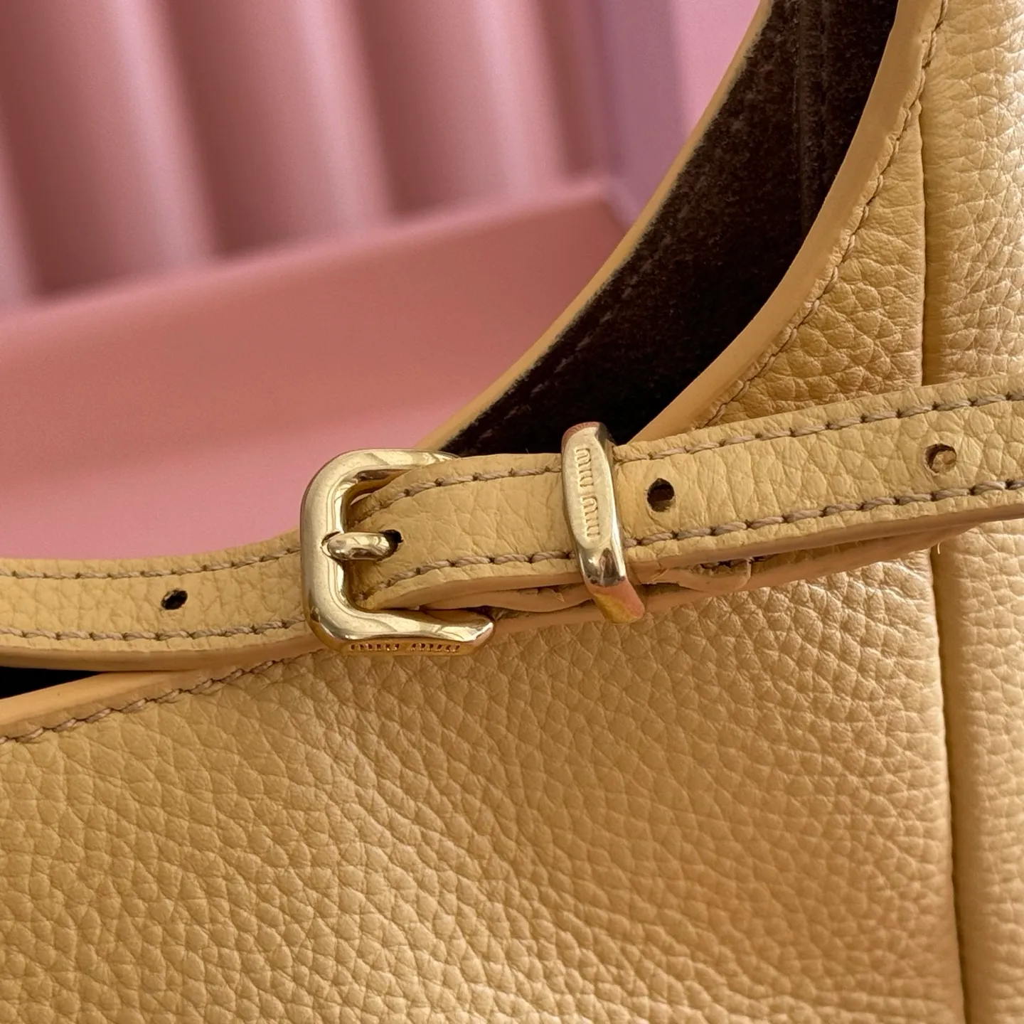 p1460💋💋💋[Original leather configuration counter complete package] Miu Japanese pop-up new tote bag, top-grade imported cowhide, high-end leather texture, elegant and retro, soft but not collapsed, with metal lock pendant, casual and lazy temperament, full of sweet and cool style, hand-sewn leather logo, details are online, suitable for commuting and shopping, practicality MAX, model: 5be098 Size: 28X 22.5X 12cm