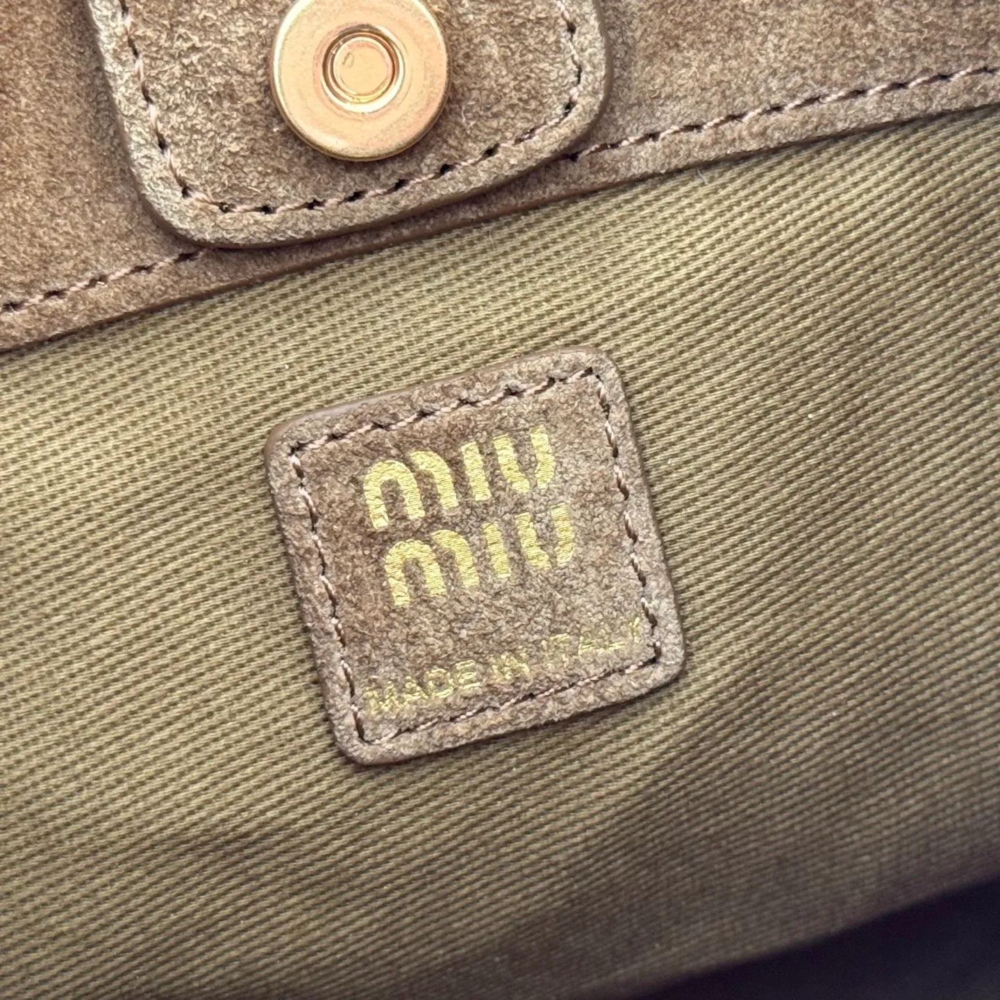 p1460💋💋💋[Original leather configuration counter complete package] Miu Japanese pop-up new tote bag, top-grade imported cowhide, high-end leather texture, elegant and retro, soft but not collapsed, with metal lock pendant, casual and lazy temperament, full of sweet and cool style, hand-sewn leather logo, details are online, suitable for commuting and shopping, practicality MAX, model: 5be098 Size: 28X 22.5X 12cm