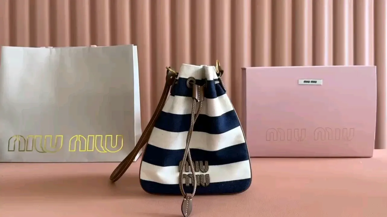p960💋💋💋 [Configured with full set of counter packaging] 5ND016 new lucky bag striped bag, custom-made raffia imported from Japan, non-common PP grass on the market, the material is the same, the overall bag is small and exquisite, with a leather shoulder strap for better practicality, it can be carried in the hand or under the armpit when going out in summer, size: 20 X 23 cm
