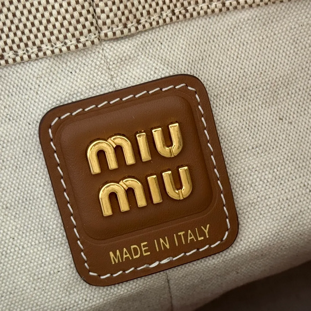 p1300💋💋💋【Full set of packaging at the counter】5BE089 Canvas Bucket Bag This canvas and leather bucket bag from Miu family is intertwined with contrasting materials and colors, highlighting its unique design features. The letter logo adds a unique personality to the design of this bag. Adjustable leather handles Gold-plated hardware Leather letter logo on front Leather drawstring closure Linen fabric lining Model: 5BE090 Dimensions: Height 16cm Width 22.5cm Length 14cm