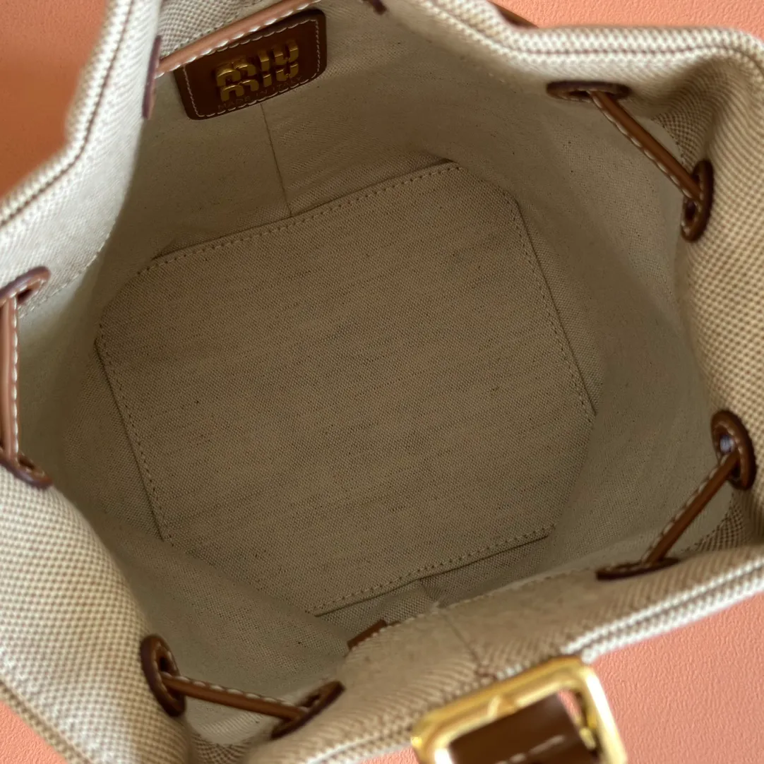 p1300💋💋💋【Full set of packaging at the counter】5BE089 Canvas Bucket Bag This canvas and leather bucket bag from Miu family is intertwined with contrasting materials and colors, highlighting its unique design features. The letter logo adds a unique personality to the design of this bag. Adjustable leather handles Gold-plated hardware Leather letter logo on front Leather drawstring closure Linen fabric lining Model: 5BE090 Dimensions: Height 16cm Width 22.5cm Length 14cm
