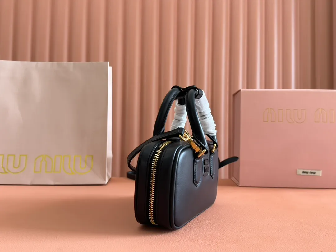 p1440💋💋💋【Equipment with counter full set of packaging, premium hardware and original leather】Arcadie cow leather mini (19cm) bowling handbag/crossbody bag ~ This Arcadic handbag demonstrates the unique concept that fashion is a tool that reflects reality and translates it into material form. The letter logo that complements the finish of the metal hardware accessories is exquisitely crafted and demonstrates a highly recognizable classic style. Dynamic and elegant lines with adjustable and detachable shoulder straps present a practical and versatile design with modern charm. ～Detachable and adjustable shoulder strap ～Zipper closure ～Painted metal letter logo on front ～Lined patch pocket Size: W19×H10×D5cm Number: _5BP176