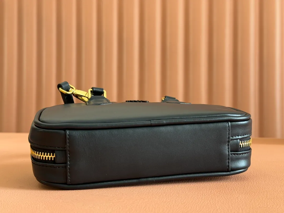p1440💋💋💋【Equipment with counter full set of packaging, premium hardware and original leather】Arcadie cow leather mini (19cm) bowling handbag/crossbody bag ~ This Arcadic handbag demonstrates the unique concept that fashion is a tool that reflects reality and translates it into material form. The letter logo that complements the finish of the metal hardware accessories is exquisitely crafted and demonstrates a highly recognizable classic style. Dynamic and elegant lines with adjustable and detachable shoulder straps present a practical and versatile design with modern charm. ～Detachable and adjustable shoulder strap ～Zipper closure ～Painted metal letter logo on front ～Lined patch pocket Size: W19×H10×D5cm Number: _5BP176