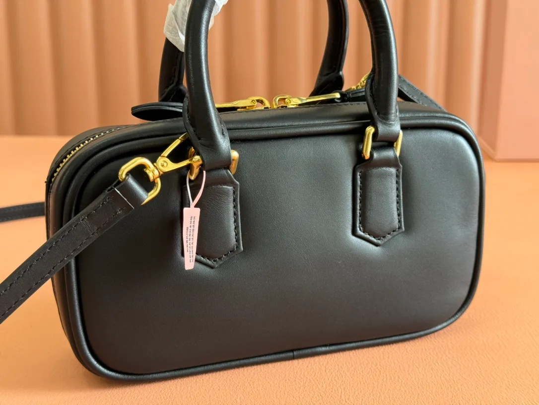 p1440💋💋💋【Equipment with counter full set of packaging, premium hardware and original leather】Arcadie cow leather mini (19cm) bowling handbag/crossbody bag ~ This Arcadic handbag demonstrates the unique concept that fashion is a tool that reflects reality and translates it into material form. The letter logo that complements the finish of the metal hardware accessories is exquisitely crafted and demonstrates a highly recognizable classic style. Dynamic and elegant lines with adjustable and detachable shoulder straps present a practical and versatile design with modern charm. ～Detachable and adjustable shoulder strap ～Zipper closure ～Painted metal letter logo on front ～Lined patch pocket Size: W19×H10×D5cm Number: _5BP176