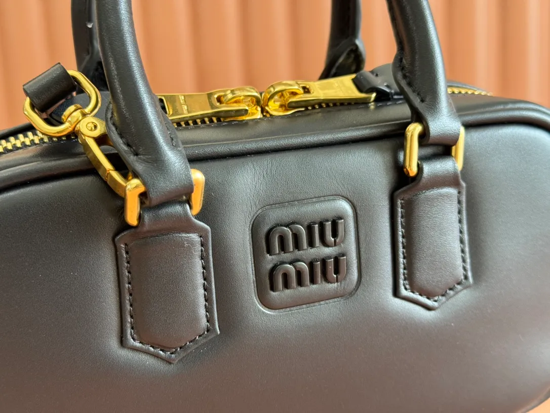 p1440💋💋💋【Equipment with counter full set of packaging, premium hardware and original leather】Arcadie cow leather mini (19cm) bowling handbag/crossbody bag ~ This Arcadic handbag demonstrates the unique concept that fashion is a tool that reflects reality and translates it into material form. The letter logo that complements the finish of the metal hardware accessories is exquisitely crafted and demonstrates a highly recognizable classic style. Dynamic and elegant lines with adjustable and detachable shoulder straps present a practical and versatile design with modern charm. ～Detachable and adjustable shoulder strap ～Zipper closure ～Painted metal letter logo on front ～Lined patch pocket Size: W19×H10×D5cm Number: _5BP176