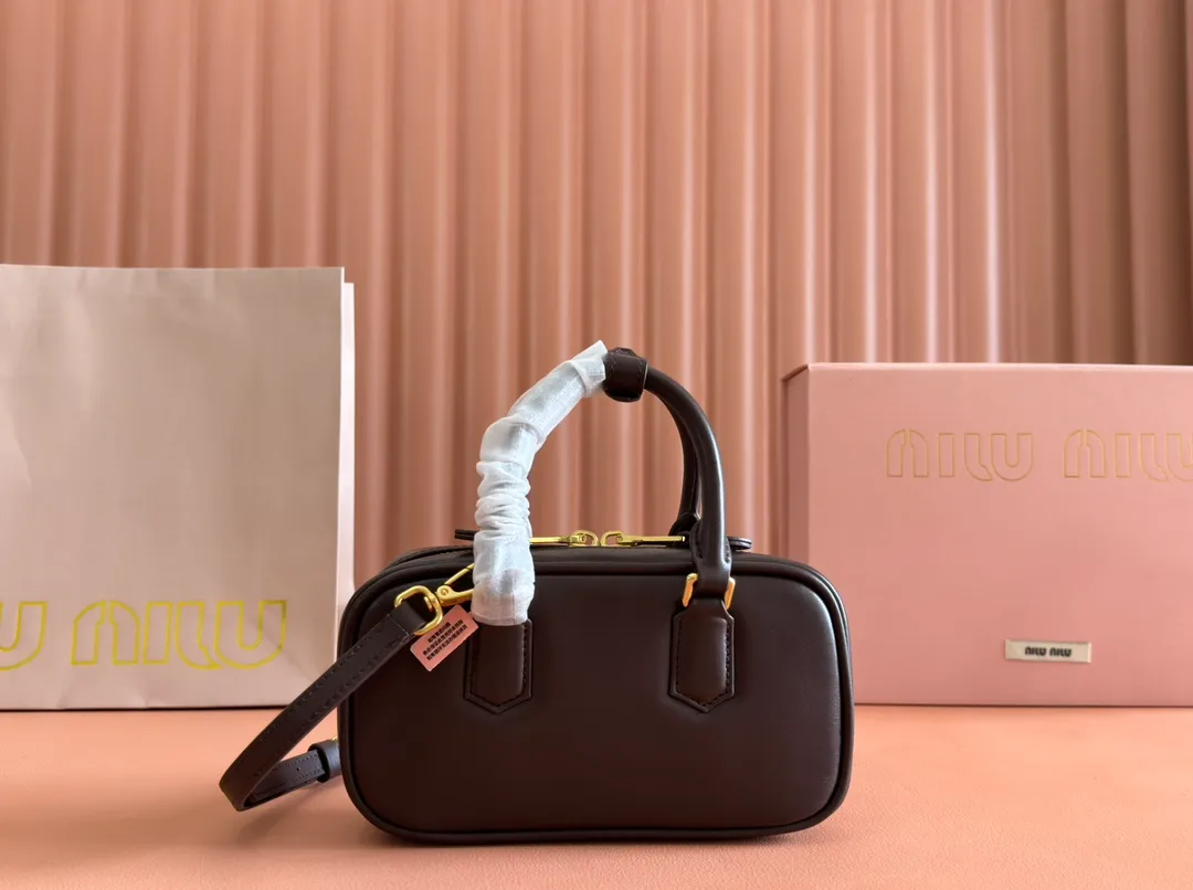 p1440💋💋💋【Equipment with counter full set of packaging, premium hardware and original leather】Arcadie cow leather mini (19cm) bowling handbag/crossbody bag ~ This Arcadic handbag demonstrates the unique concept that fashion is a tool that reflects reality and translates it into material form. The letter logo that complements the finish of the metal hardware accessories is exquisitely crafted and demonstrates a highly recognizable classic style. Dynamic and elegant lines with adjustable and detachable shoulder straps present a practical and versatile design with modern charm. ～Detachable and adjustable shoulder strap ～Zipper closure ～Painted metal letter logo on front ～Lined patch pocket Size: W19×H10×D5cm Number: _5BP176