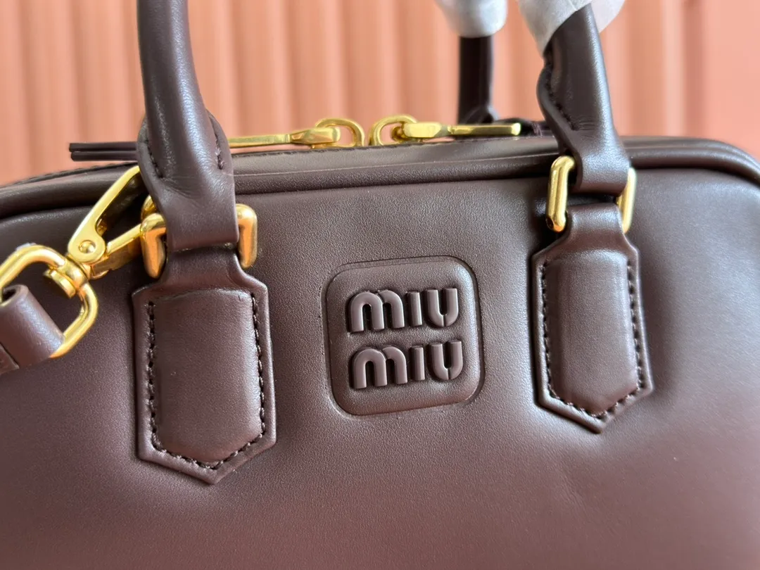 p1440💋💋💋【Equipment with counter full set of packaging, premium hardware and original leather】Arcadie cow leather mini (19cm) bowling handbag/crossbody bag ~ This Arcadic handbag demonstrates the unique concept that fashion is a tool that reflects reality and translates it into material form. The letter logo that complements the finish of the metal hardware accessories is exquisitely crafted and demonstrates a highly recognizable classic style. Dynamic and elegant lines with adjustable and detachable shoulder straps present a practical and versatile design with modern charm. ～Detachable and adjustable shoulder strap ～Zipper closure ～Painted metal letter logo on front ～Lined patch pocket Size: W19×H10×D5cm Number: _5BP176
