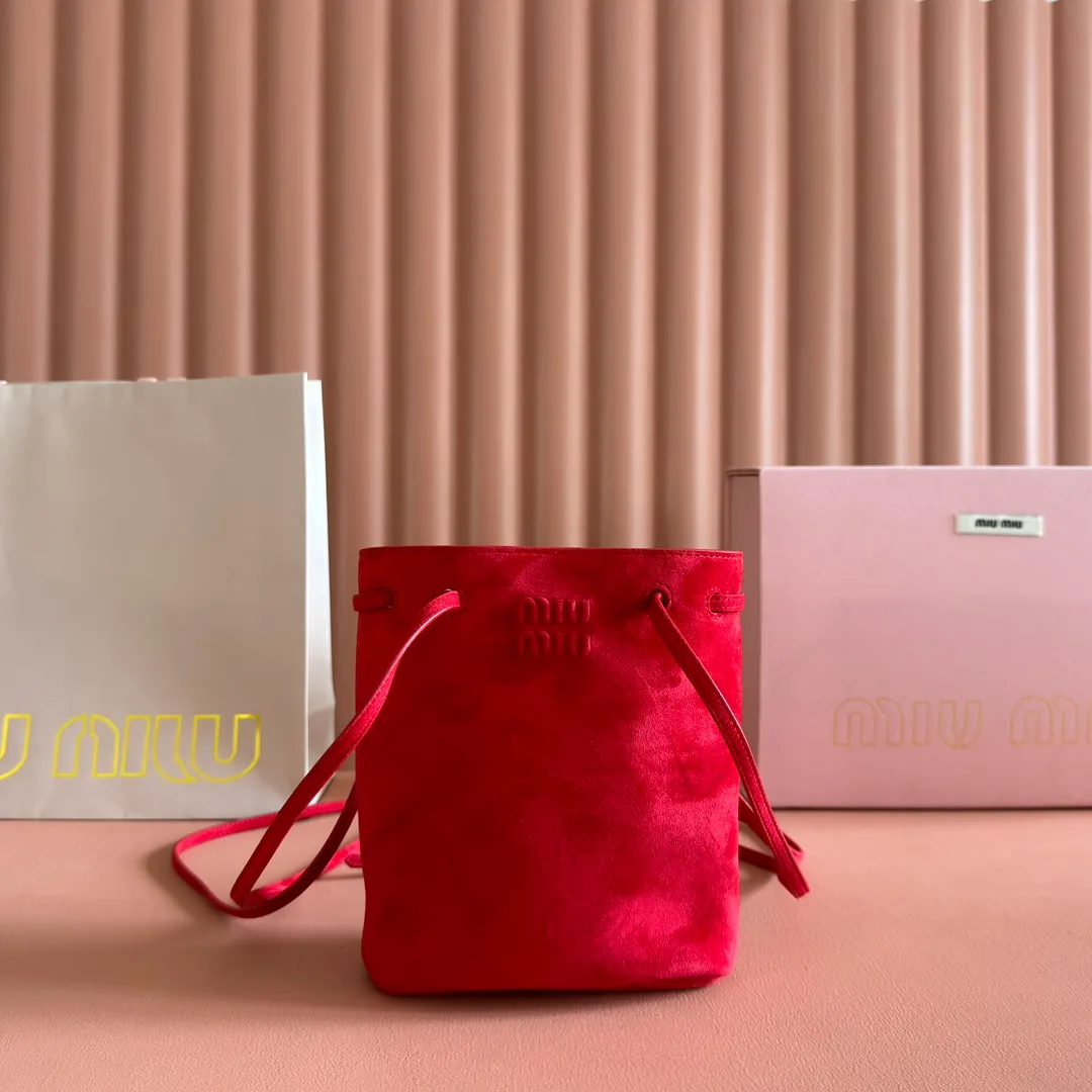 p1060💋💋💋 Equipped with a full set of packaging at the counter [Special grade hardware original leather] Nappa frosted leather mini handbag/shoulder bag This mini handbag is famous for the soft texture of Nappa sheepskin. Adjustable shoulder strap adds practical detail, while embossed letter logo adds classic style ~ Letter logo ~ Adjustable shoulder strap ~ Lined Dimensions: W14×H17×D6cm Number: 5NF460