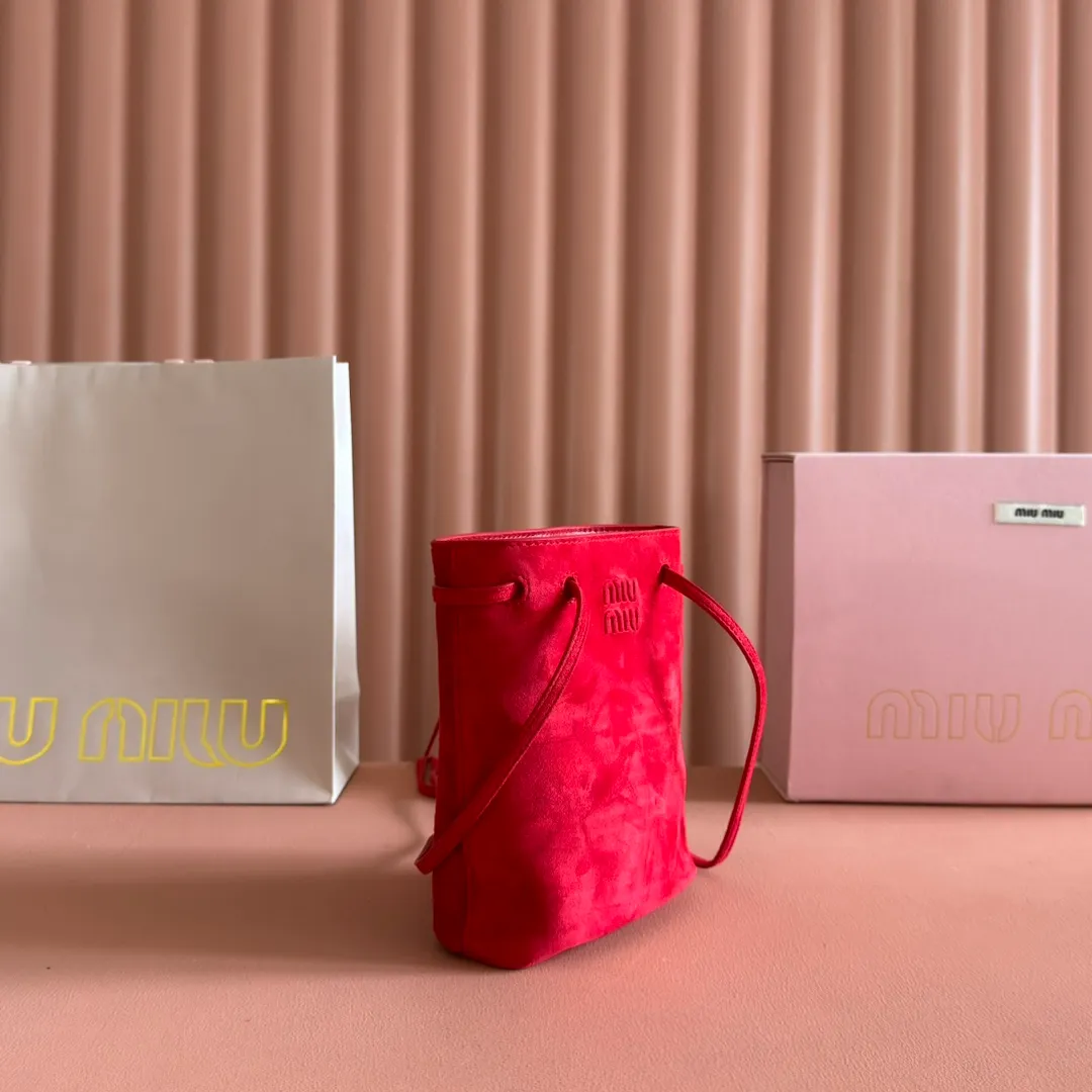 p1060💋💋💋 Equipped with a full set of packaging at the counter [Special grade hardware original leather] Nappa frosted leather mini handbag/shoulder bag This mini handbag is famous for the soft texture of Nappa sheepskin. Adjustable shoulder strap adds practical detail, while embossed letter logo adds classic style ~ Letter logo ~ Adjustable shoulder strap ~ Lined Dimensions: W14×H17×D6cm Number: 5NF460