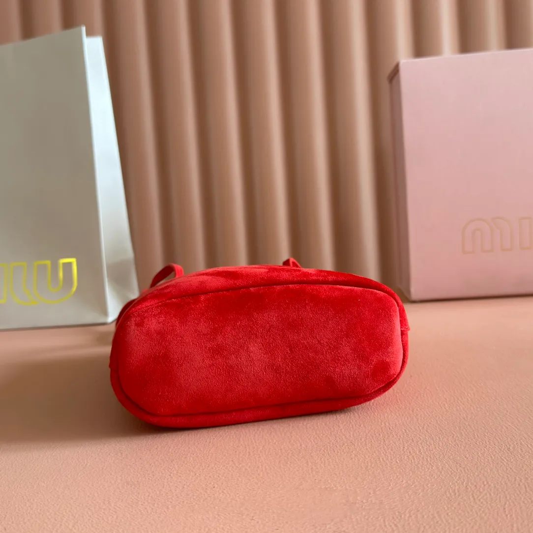p1060💋💋💋 Equipped with a full set of packaging at the counter [Special grade hardware original leather] Nappa frosted leather mini handbag/shoulder bag This mini handbag is famous for the soft texture of Nappa sheepskin. Adjustable shoulder strap adds practical detail, while embossed letter logo adds classic style ~ Letter logo ~ Adjustable shoulder strap ~ Lined Dimensions: W14×H17×D6cm Number: 5NF460