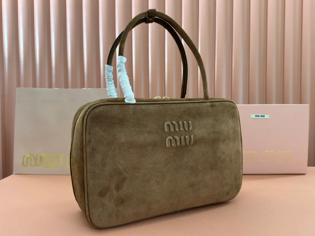 p1700. MIU's new product [original leather with counter packaging] Beau frosted leather handbag/shoulder bag ~ cocoa brown frosted [new version briefcase] 5bb117 This Beau handbag is made of soft and smooth cow leather, with exquisite details such as gold-plated hardware and accessories, and the embossed letter logo highlights the classic style. Size:W34×H23×D10cm
