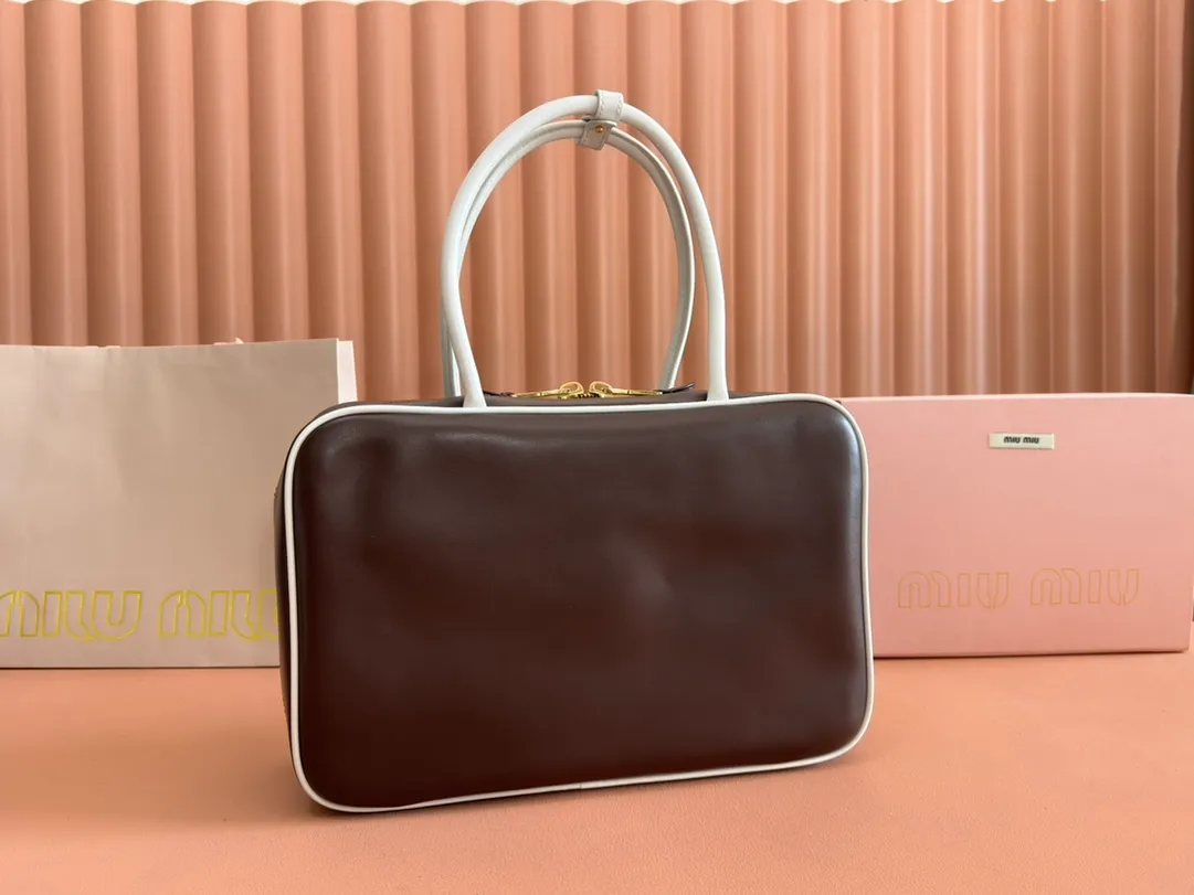 p1740💋💋💋 Equipped with a full set of packaging at the counter [Special grade hardware original leather] Beau cow leather color-blocked handbag/shoulder bag ~ Heather wood color with white [New version briefcase] This Beau handbag is made of soft and smooth cow leather, with exquisite details such as gold-plated hardware and accessories, and the embossed letter logo highlights the classic style. Size: W34×H23×D10cm No.: _5BB117