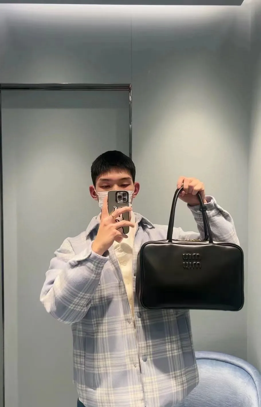 p1900. MIU's new product [original leather with counter packaging] Beau cow leather handbag/shoulder bag ~ black [new version briefcase] This Beau handbag is made of soft and smooth cow leather, with exquisite details such as gold-plated hardware and accessories, and the embossed letter logo highlights the classic style. Size:W34×H23×D10cm