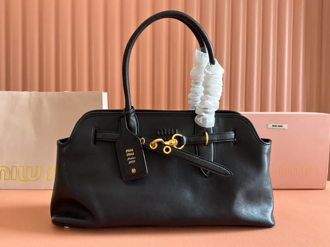 p2000💋💋💋【Full set of counter packaging】This sheepskin handbag is inspired by the brand's archive items. Its structure has been adjusted to become lighter and rejuvenate with a new personality, creating a classic bag with timeless charm. Decorated with an embossed letter logo for added brand recognition. Model: 5BG310 Size: W44×H22.5×D14.5cm Color: black/original leather. Made in Italy