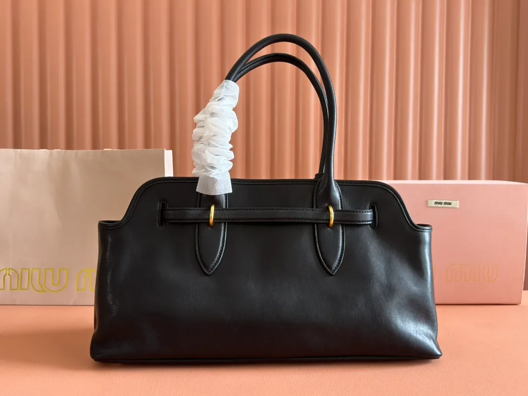 p2000💋💋💋【Full set of counter packaging】This sheepskin handbag is inspired by the brand's archive items. Its structure has been adjusted to become lighter and rejuvenate with a new personality, creating a classic bag with timeless charm. Decorated with an embossed letter logo for added brand recognition. Model: 5BG310 Size: W44×H22.5×D14.5cm Color: black/original leather. Made in Italy