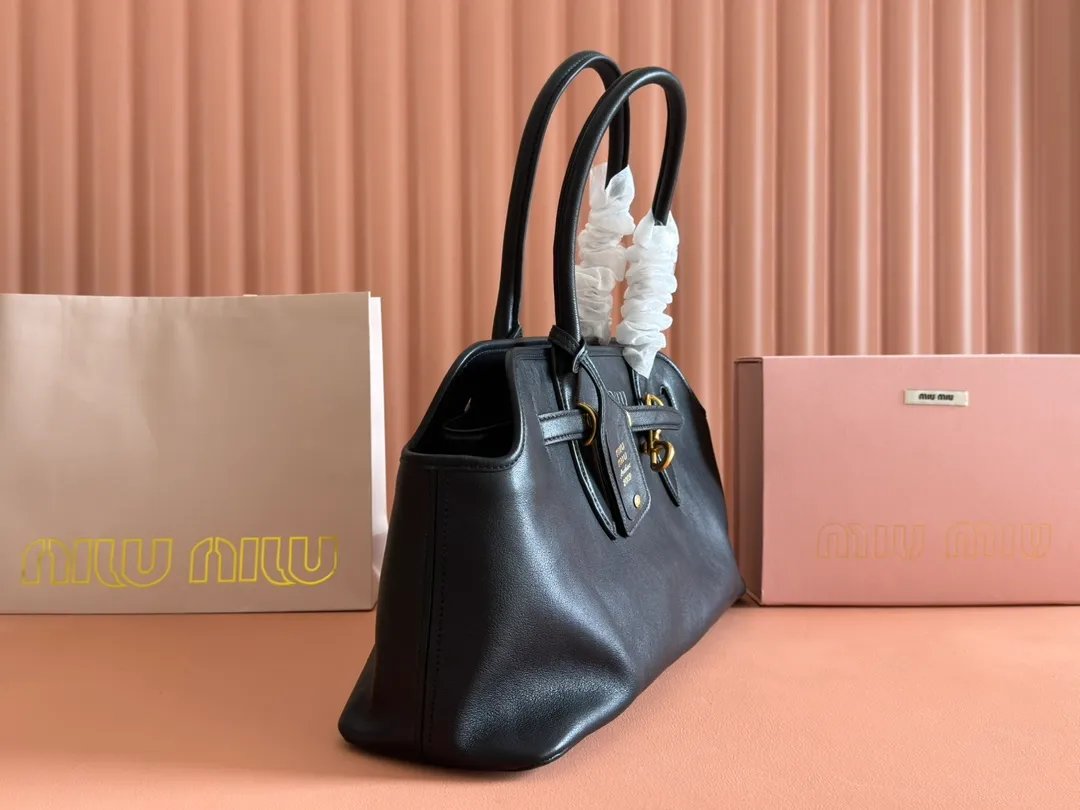 p2000💋💋💋【Full set of counter packaging】This sheepskin handbag is inspired by the brand's archive items. Its structure has been adjusted to become lighter and rejuvenate with a new personality, creating a classic bag with timeless charm. Decorated with an embossed letter logo for added brand recognition. Model: 5BG310 Size: W44×H22.5×D14.5cm Color: black/original leather. Made in Italy