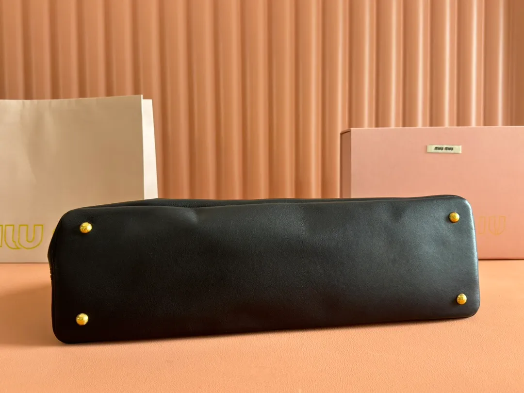 p2000💋💋💋【Full set of counter packaging】This sheepskin handbag is inspired by the brand's archive items. Its structure has been adjusted to become lighter and rejuvenate with a new personality, creating a classic bag with timeless charm. Decorated with an embossed letter logo for added brand recognition. Model: 5BG310 Size: W44×H22.5×D14.5cm Color: black/original leather. Made in Italy