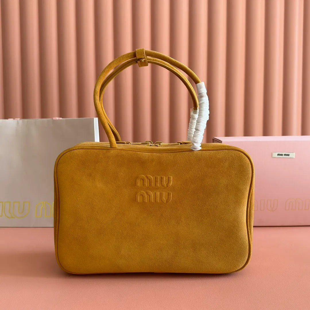 p1700. MIU new product [original leather with counter packaging] Beau frosted leather handbag/shoulder bag ~ yellow frosted [new version briefcase] 5bb117 This Beau handbag is made of soft and smooth cow leather, with exquisite details such as gold-plated hardware and accessories, and the embossed letter logo highlights the classic style. Size:W34×H23×D10cm