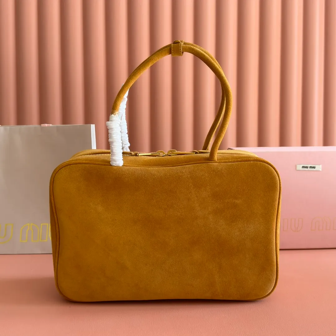 p1700. MIU new product [original leather with counter packaging] Beau frosted leather handbag/shoulder bag ~ yellow frosted [new version briefcase] 5bb117 This Beau handbag is made of soft and smooth cow leather, with exquisite details such as gold-plated hardware and accessories, and the embossed letter logo highlights the classic style. Size:W34×H23×D10cm