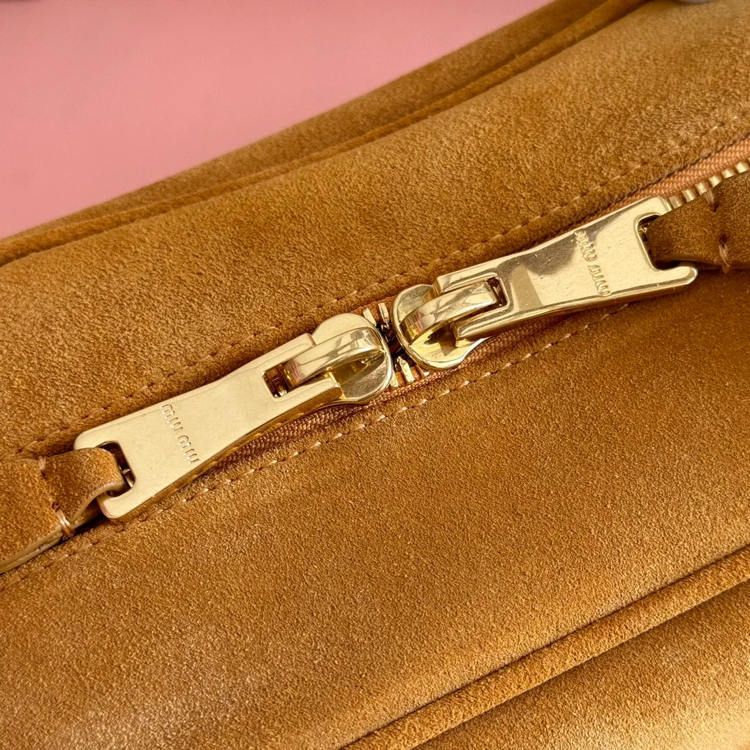 p1700. MIU new product [original leather with counter packaging] Beau frosted leather handbag/shoulder bag ~ yellow frosted [new version briefcase] 5bb117 This Beau handbag is made of soft and smooth cow leather, with exquisite details such as gold-plated hardware and accessories, and the embossed letter logo highlights the classic style. Size:W34×H23×D10cm