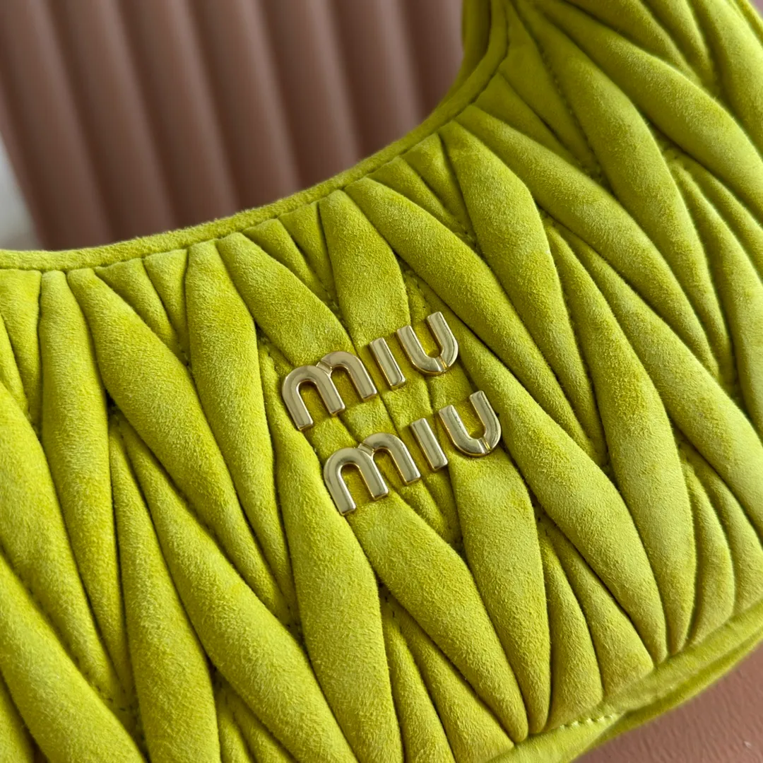 p1560💋💋💋[Full set of packaging at the counter] 5BC125: MiuMiu's new MiuWander suede leather handbag, this year's super popular deerskin material, a must-have item for autumn and winter, retro frosted hardware, using round curves to retain the playful feel it should have, the overall shape of the bag is stiff and stylish, full of personality, can be sweet or salty, the capacity can be light, size: 23X13X7