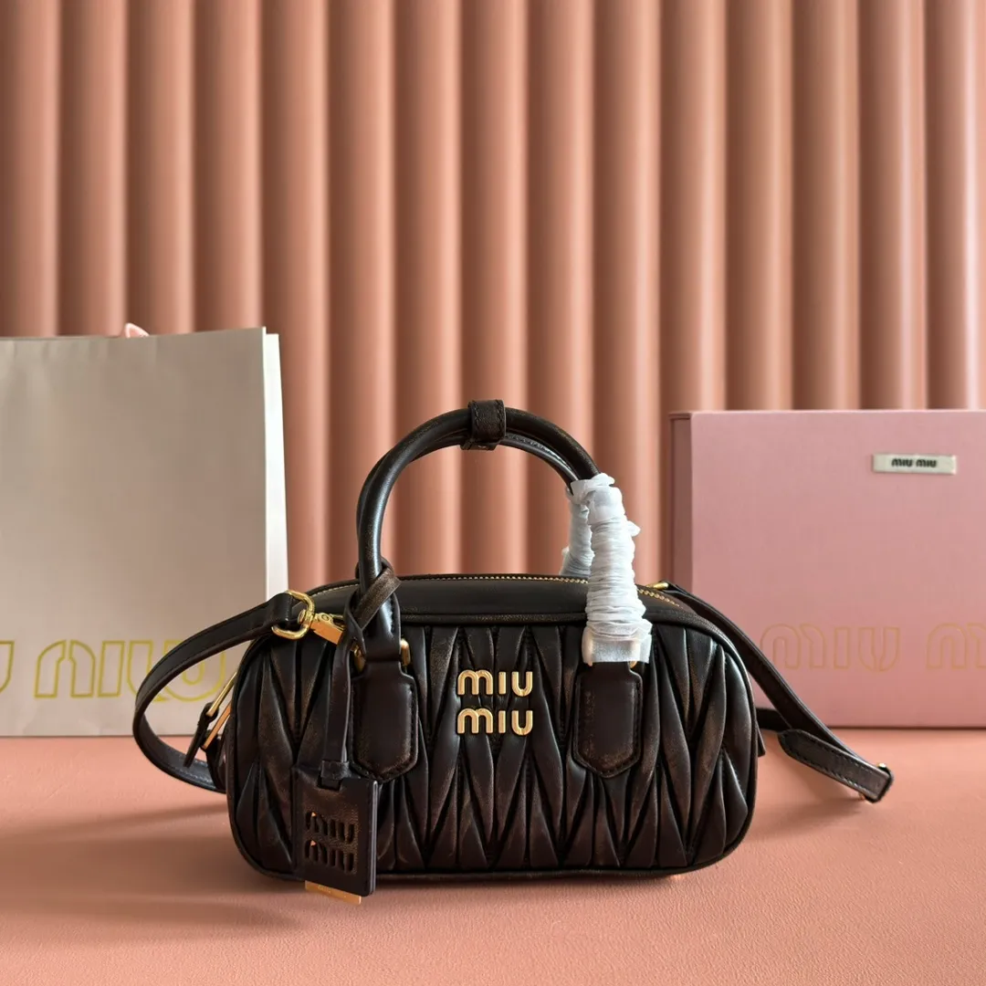 p1700💋💋💋【Configuring full counter package】MIU MIU Miu Miu pleated lambskin Miu Miu women's Arcadia cowhide handbag crossbody bag👝The lightweight padding design makes the handbag look fuller and shows a cosmopolitan style. The letter logo, which echoes the finish of the metal hardware, straddles the line between function and decoration, giving this handbag a unique aesthetic and classic feel. Size: 22✖️10.5✖️7.5cm Style number: 5bb142