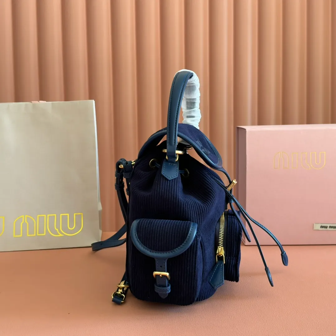 p1600💋💋💋【Full package with counter】MIU Home new product college style backpack, the perfect combination of corduroy and imported calfskin, thick wear-resistant linen blend lining, adopts a casual design style, fashionable, simple and advanced, combined with exquisite handcrafts, adding multiple pockets for storage, the shoulder strap and hand bag can be freely converted, extremely It greatly improves the practicality. It is simply a tool for hanging. It can be worn with jeans, shirts or various casual sportswear. It is a very good item to wear, especially the capacity is large enough and light and easy to use. I highly recommend it. Model: 5bz043, size 22X18X11.5cm