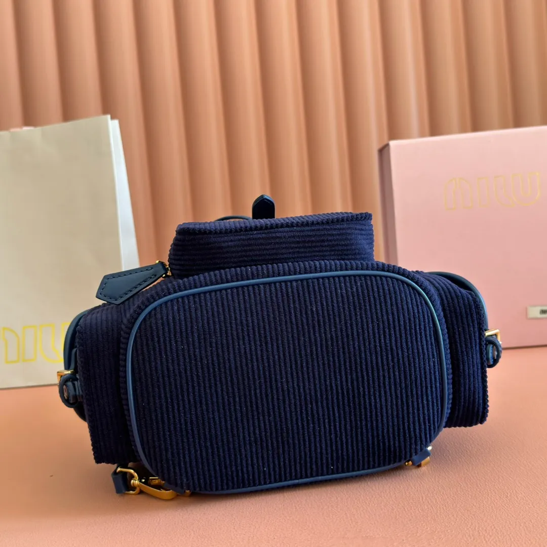 p1600💋💋💋【Full package with counter】MIU Home new product college style backpack, the perfect combination of corduroy and imported calfskin, thick wear-resistant linen blend lining, adopts a casual design style, fashionable, simple and advanced, combined with exquisite handcrafts, adding multiple pockets for storage, the shoulder strap and hand bag can be freely converted, extremely It greatly improves the practicality. It is simply a tool for hanging. It can be worn with jeans, shirts or various casual sportswear. It is a very good item to wear, especially the capacity is large enough and light and easy to use. I highly recommend it. Model: 5bz043, size 22X18X11.5cm