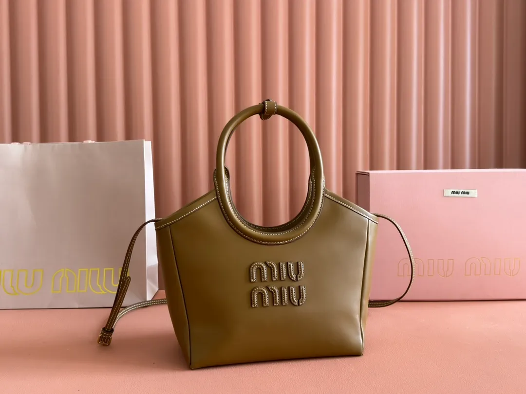 p1560. 💋💋💋【Full set of packaging at the counter】MIU’s new IVY handbag. Simple lines, urban style and high-quality leather are the key words of this new IVY handbag. It adopts an exquisite design and is embellished with letter logo, highlighting the classic style. Detachable and adjustable shoulder strap. Gold-tone hardware. Lettering logo on front, fabric lining, double zip pockets. Model: 5BA284 cognac color Size: 22*12*23.5cm