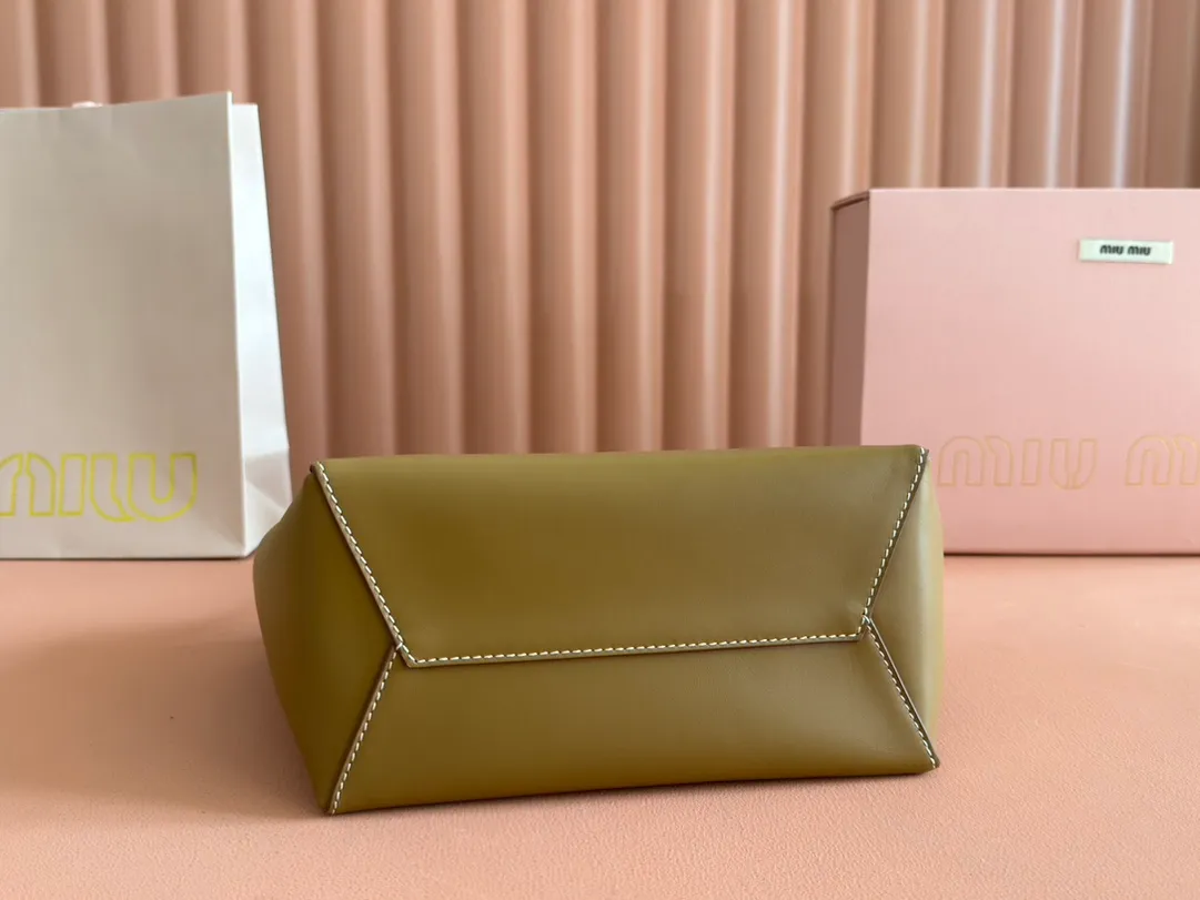 p1560. 💋💋💋【Full set of packaging at the counter】MIU’s new IVY handbag. Simple lines, urban style and high-quality leather are the key words of this new IVY handbag. It adopts an exquisite design and is embellished with letter logo, highlighting the classic style. Detachable and adjustable shoulder strap. Gold-tone hardware. Lettering logo on front, fabric lining, double zip pockets. Model: 5BA284 cognac color Size: 22*12*23.5cm